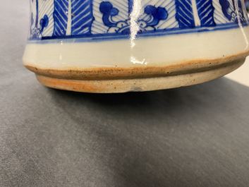 Un vase en porcelaine de Chine en bleu et blanc &agrave; d&eacute;cor de prunus, 19&egrave;me