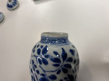 Een collectie Chinese blauw-witte vazen, Kangxi