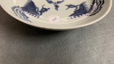 Een Chinees blauw-wit bord met drie feniksen, Longqing