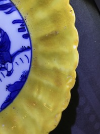 Une paire de coupes godronn&eacute;es en porcelaine de Chine en bleu et blanc aux bordures jaunes, Wanli