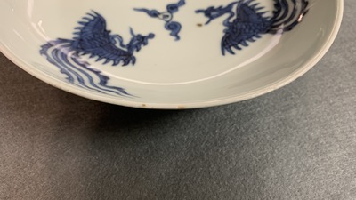 Une coupe en porcelaine de Chine en bleu et blanc &agrave; d&eacute;cor de trois ph&eacute;nix, Longqing