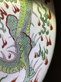 Een Chinese famille verte 'draken' schotel, Kangxi