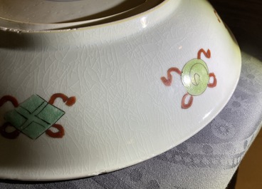 Un plat en porcelaine de Chine famille verte &agrave; d&eacute;cor d'un dragon, Kangxi