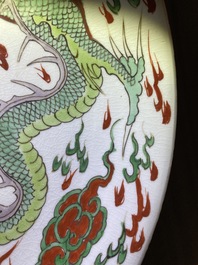 Un plat en porcelaine de Chine famille verte &agrave; d&eacute;cor d'un dragon, Kangxi