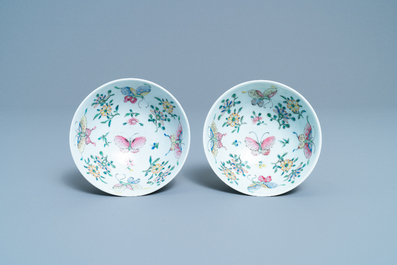 Une paire de bols en porcelaine de Chine famille rose &agrave; d&eacute;cor de papillons, marque de Qianlong, 19&egrave;me