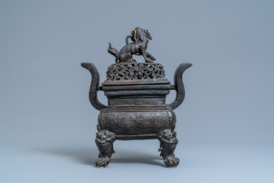 Un grand br&ucirc;le-parfum couvert en bronze, Chine, Ming