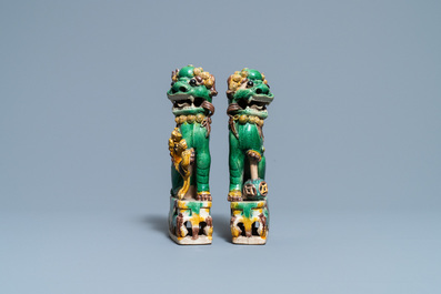 Une paire de porte-encens en forme de lions bouddhistes en biscuit &eacute;maill&eacute; sancai, Kangxi