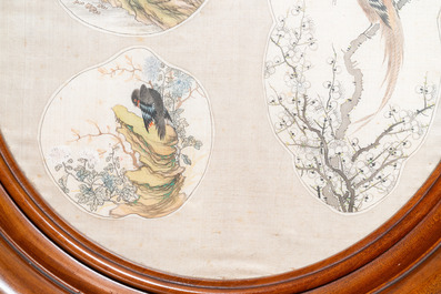 Ecole chinoise, encre et couleurs sur textile d'&eacute;ventail: 'Deux oiseaux et un paysage montagneux', 19/20&egrave;me