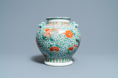 Un vase en porcelaine de Chine wucai &agrave; d&eacute;cor de ph&eacute;nix, marque de Chenghua, 19&egrave;me