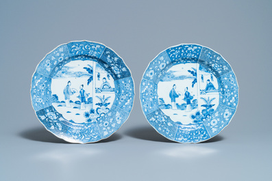 Une paire de plats en porcelaine de Chine en bleu et blanc &agrave; d&eacute;cor d'une sc&egrave;ne du 'Xi Xiang Ji', Qianlong