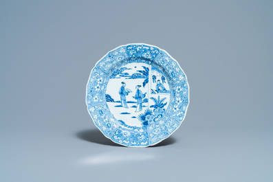Trois plats en porcelaine de Chine en bleu et blanc &agrave; d&eacute;cor d'une sc&egrave;ne du 'Xi Xiang Ji', Qianlong