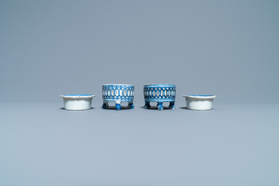 Une paire de salerons en porcelaine de Chine en bleu et blanc d'apr&egrave;s un mod&egrave;le europ&eacute;en en argent, Qianlong