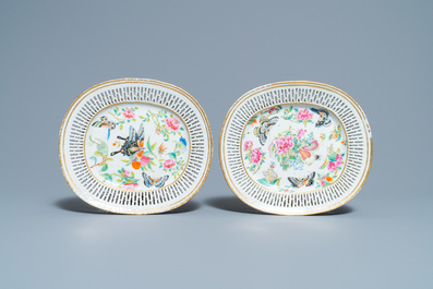 Een paar opengewerkte ovale Chinese Canton famille rose 'vlinder' schotels, 19e eeuw