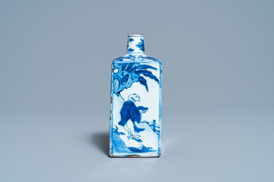 Une bouteille de forme carr&eacute;e en porcelaine de Chine en bleu et blanc, Wanli