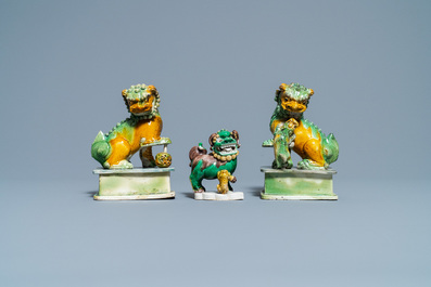 Trois mod&egrave;les de lions bouddhistes en biscuit &eacute;maill&eacute; sancai, Chine, Kangxi