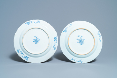 Une paire de plats en porcelaine de Chine en bleu et blanc &agrave; d&eacute;cor d'une sc&egrave;ne du 'Xi Xiang Ji', Qianlong