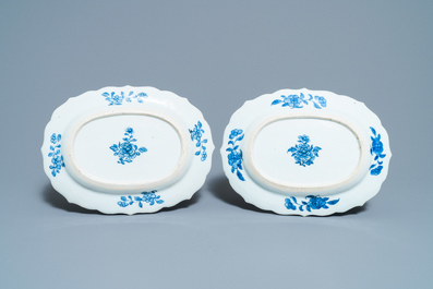 Une paire de plats de forme ovale en porcelaine de Chine en bleu et blanc &agrave; d&eacute;cor d'une sc&egrave;ne du 'Xi Xiang Ji', Qianlong