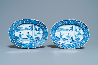 Een paar Chinese blauw-witte 'Xi Xiang Ji' ovale schotels, Qianlong