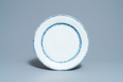 Deux plats en porcelaine de Chine en bleu et blanc &agrave; d&eacute;cor bianco sopra bianco, Yongzheng/Qianlong