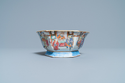 Un bol de forme hexagonale en porcelaine de Chine famille rose, marque et &eacute;poque de Tongzhi