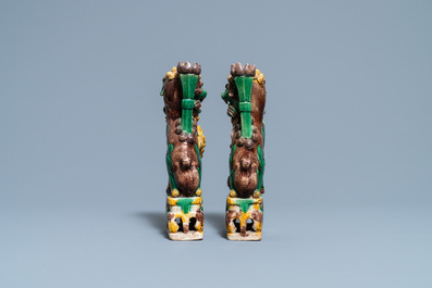 Een paar Chinese sancai-geglazuurde wierookstokhouders in de vorm van boeddhistische leeuwen, Kangxi