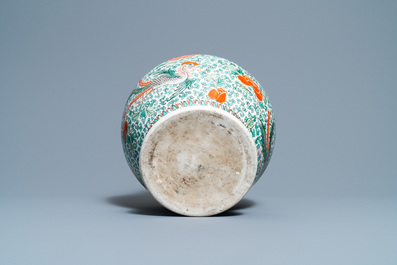Un vase en porcelaine de Chine wucai &agrave; d&eacute;cor de ph&eacute;nix, marque de Chenghua, 19&egrave;me