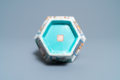 Un bol de forme hexagonale en porcelaine de Chine famille rose, marque et &eacute;poque de Tongzhi