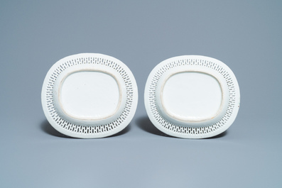 Une paire de plats ajour&eacute;s de forme ovale en porcelaine de Chine famille rose &agrave; d&eacute;cor de papillons, 19&egrave;me