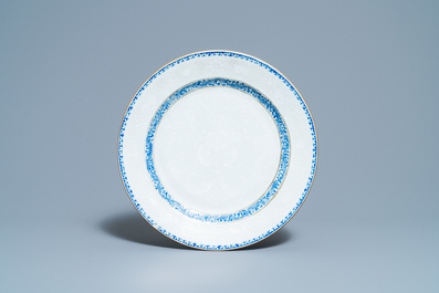 Deux plats en porcelaine de Chine en bleu et blanc &agrave; d&eacute;cor bianco sopra bianco, Yongzheng/Qianlong