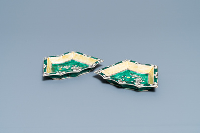 Une paire de coupes d'un service &agrave; mendiants en biscuit &eacute;maill&eacute; vert, Chine, Kangxi
