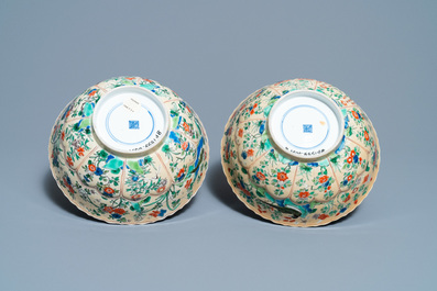 Une paire de bols en forme de lotus en porcelaine de Chine famille verte &agrave; fond caf&eacute;-au-lait, Kangxi