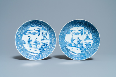 Een paar Chinese blauw-witte 'Xi Xiang Ji' borden, Qianlong