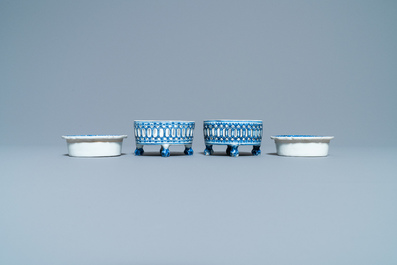 Une paire de salerons en porcelaine de Chine en bleu et blanc d'apr&egrave;s un mod&egrave;le europ&eacute;en en argent, Qianlong