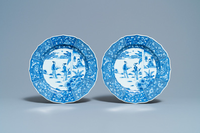 Een paar Chinese blauw-witte 'Xi Xiang Ji' schotels, Qianlong