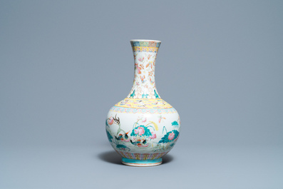 Een flesvormige Chinese famille rose vaas met eenden in een lotusvijver, 19e eeuw