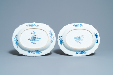 Une paire de plats de forme ovale en porcelaine de Chine en bleu et blanc &agrave; d&eacute;cor d'une sc&egrave;ne du 'Xi Xiang Ji', Qianlong