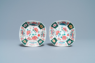 Een paar Chinese octagonale famille rose koppen en schotels, Qianlong