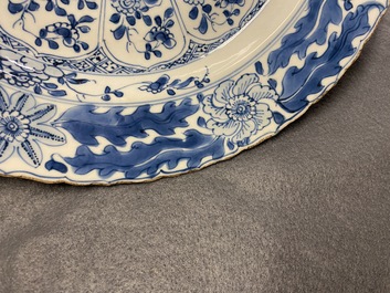 Un plat en porcelaine de Chine en bleu et blanc &agrave; d&eacute;cor floral, Kangxi