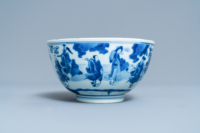 Un bol en porcelaine de Chine en bleu et blanc &agrave; d&eacute;cor d'immortels, Kangxi