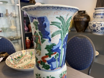 Un vase de forme 'gu' en porcelaine de Chine wucai, Shunzhi