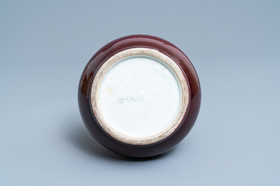 Un vase de forme bouteille en porcelaine de Chine langyao monochrome, Qianlong