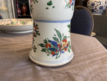 Un vase de forme 'gu' en porcelaine de Chine wucai, Shunzhi