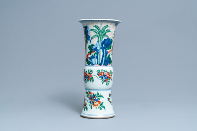 Un vase de forme 'gu' en porcelaine de Chine wucai, Shunzhi