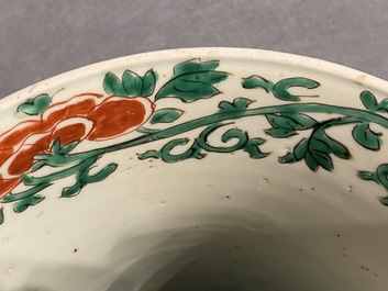 Deux grands vases de forme 'gu' en porcelaine de Chine wucai, &eacute;poque Transition