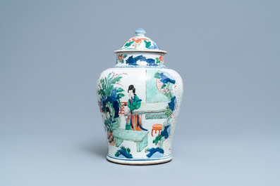 Un vase couvert en porcelaine de Chine wucai, &eacute;poque Transition