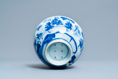 Un bol en porcelaine de Chine en bleu et blanc &agrave; d&eacute;cor d'immortels, Kangxi