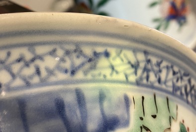 Deux grands vases de forme 'gu' en porcelaine de Chine wucai, &eacute;poque Transition