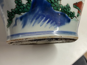 Un vase couvert en porcelaine de Chine wucai &agrave; d&eacute;cor d'immortels, Shunzhi