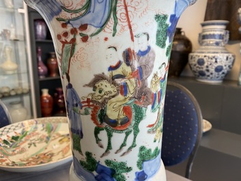 Un vase de forme 'gu' en porcelaine de Chine wucai, Shunzhi