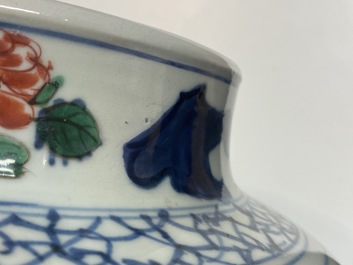 Un vase couvert en porcelaine de Chine wucai, &eacute;poque Transition